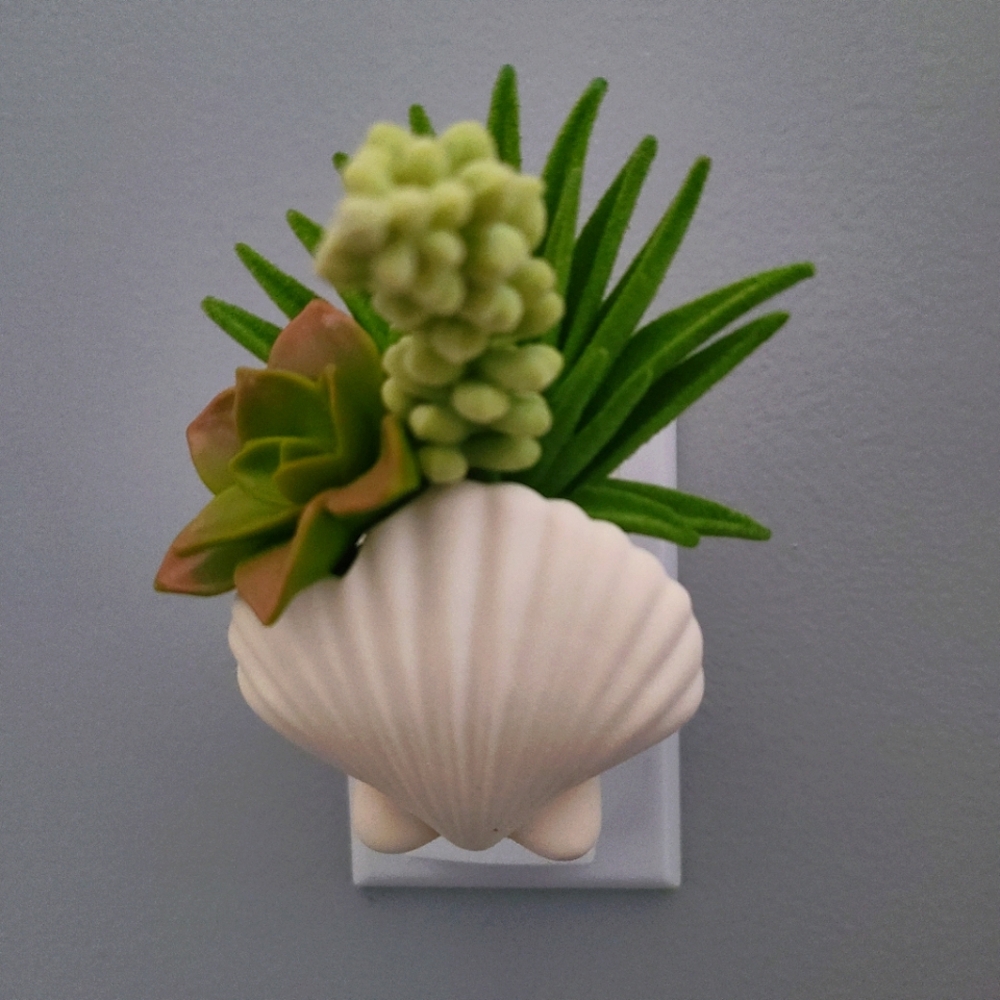 Used BBW Wallflower Decorative Shell Planter with Succulents plug-in